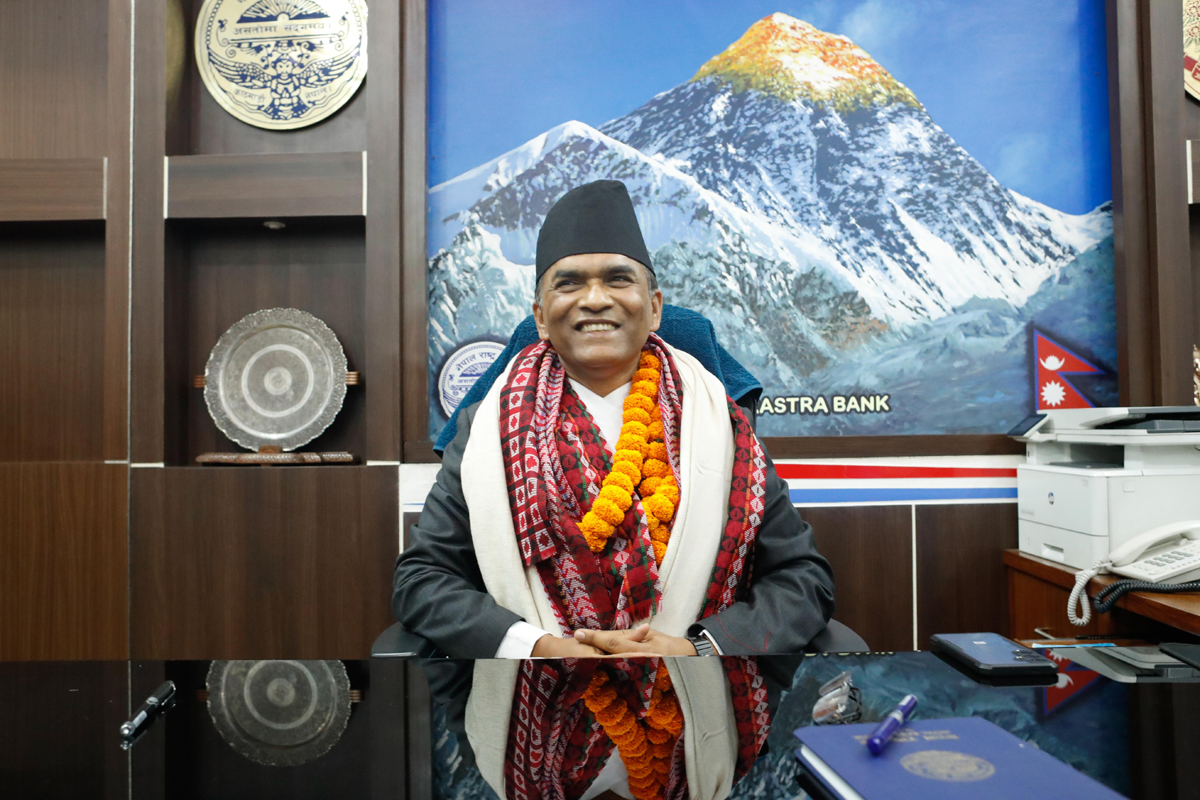 गभर्नर डा विश्वनाथ पौडेलले सम्हाले कार्यभार, ५०० र १००० का नयाँ नोट छाप्ने निर्णय