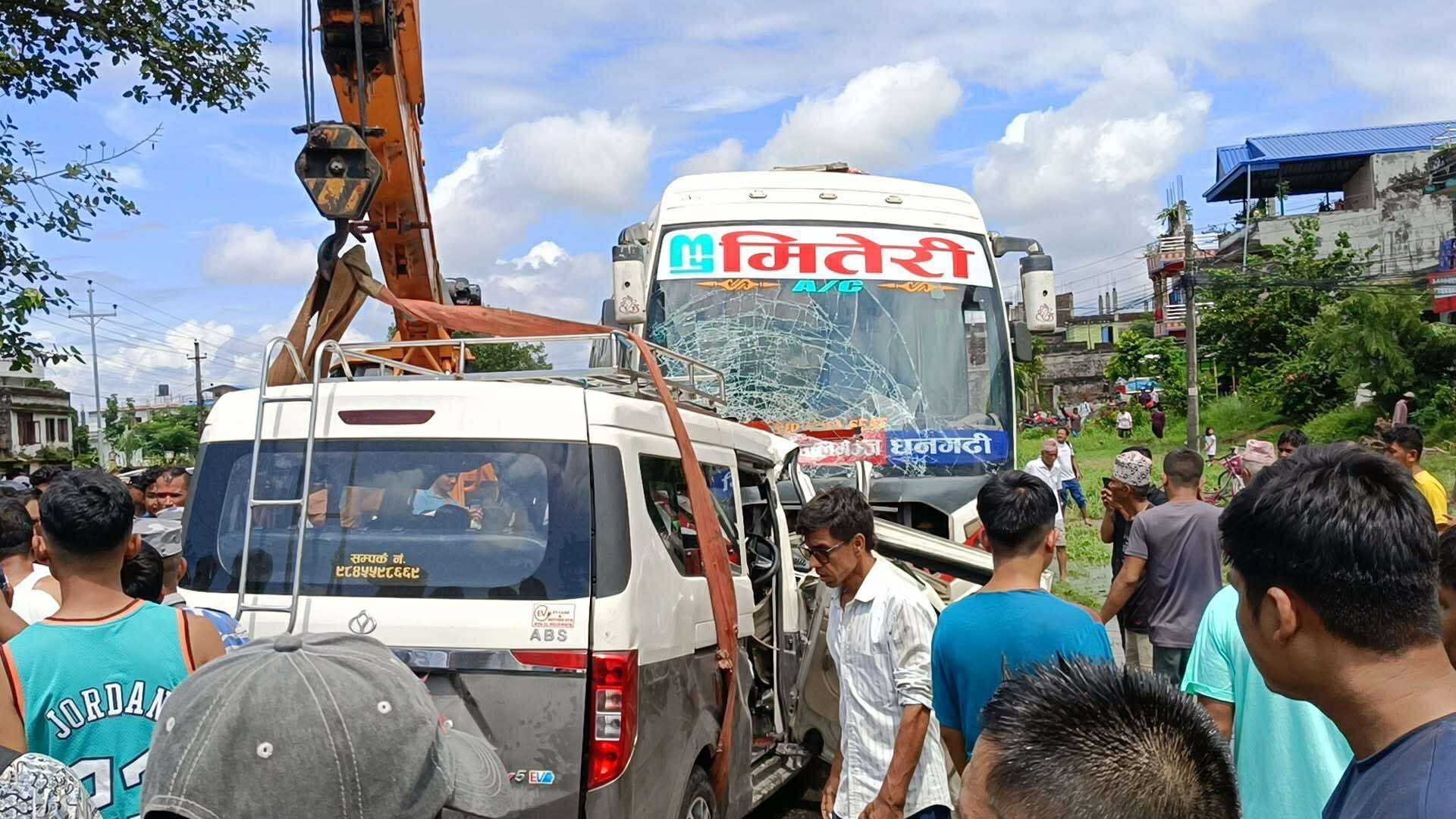 चितवनमा बस र माइक्रो ठोक्किँदा ७ जनाको मृत्यु