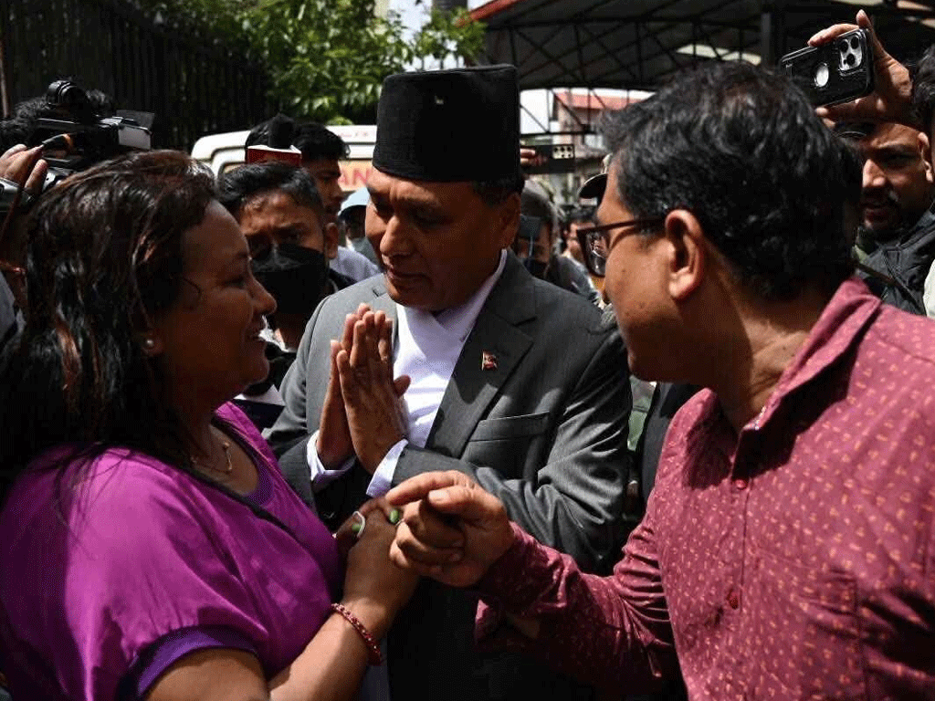 आन्दोलनमा घाइते भएकाहरुलाई अस्पतालमा भेट्न पुगे कुलमान